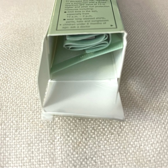 NEW Clinique Redness Solutions Daily Protective Base SPF 15 1.35 oz/40 ml - NIB - Picture 6 of 8